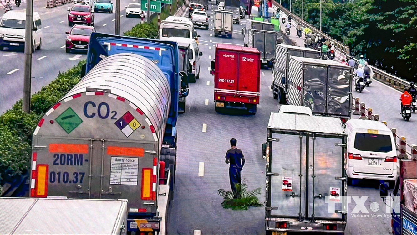 Hình ảnh giao thông tại các tuyến đường, nút giao được truyền trực tiếp về Trung tâm điều khiển giao thông Hà Nội, phục vụ công tác giám sát, chỉ huy và điều hành. (Ảnh: Trung Nguyên/TTXVN)
